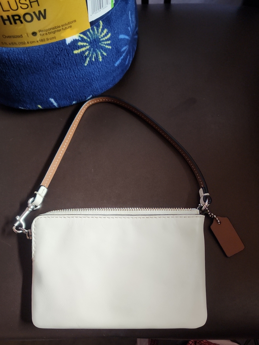 Coach X Snoopy Wristlet Euc With No CO &  Oversized Plush Peanuts Throw New - Picture 3 of 9